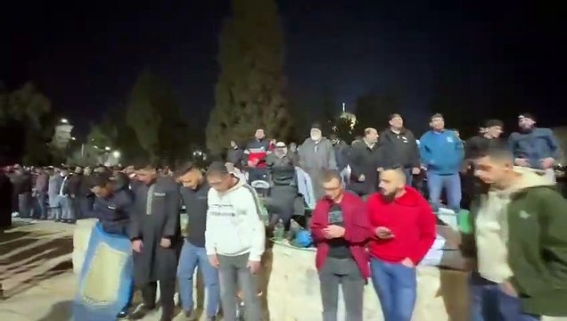Masjid Al Aqsa من إقامة صلاة العشاء كما تسمع من باحات المسجد الأقصى المبارك.