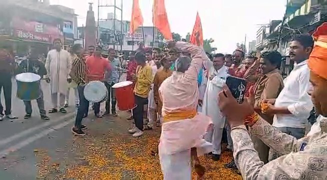 हाथों में शस्त्र सिर पर पगड़ी और भगवान परशुराम के जयकारे लगाते निकले विप्र