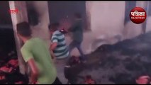 VIDEO : फैक्ट्री में आग, मची अफरा-तफरी, दो श्रमिक झुलसे