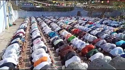 खुदा की बारगाह में किया सजदा, अमन-चैन की मांगी दुआ