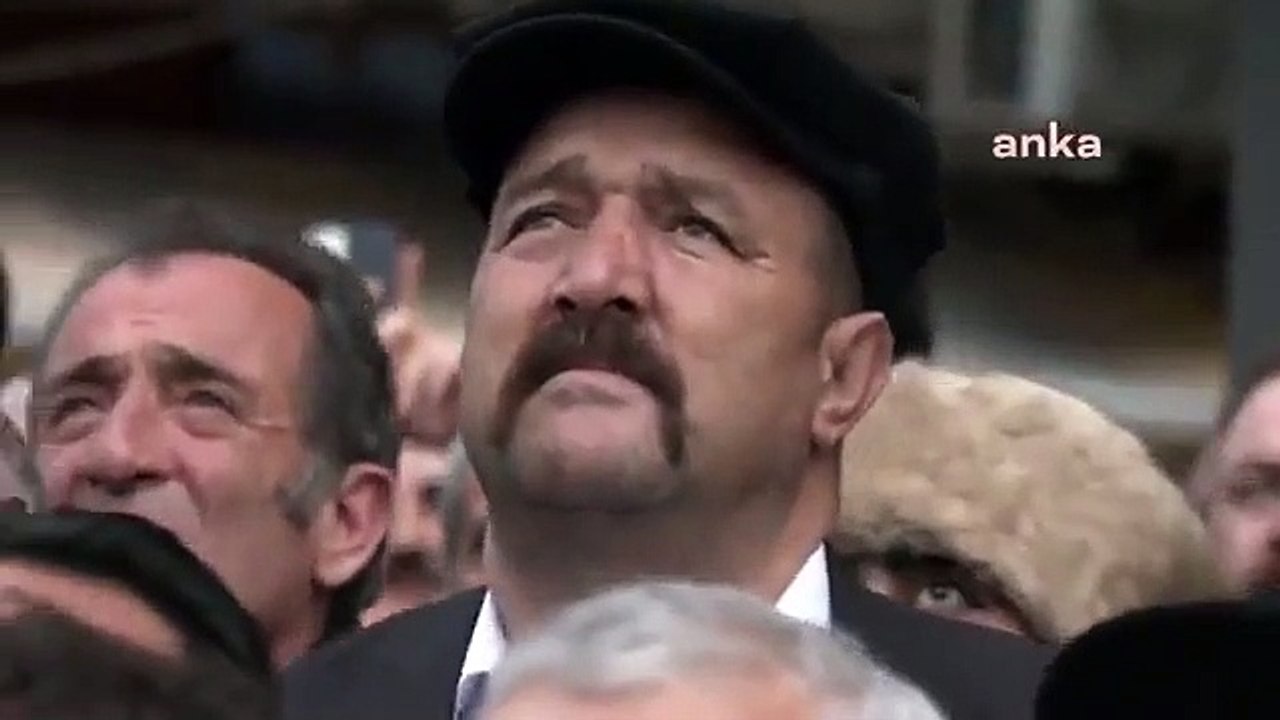 Meral Akşener, "Dinle beni hilal bıyıklı, Sinan Ateş'in katillerini bulmazsam namussuzum" diye seslendi, vatandaş gözyaşlarını tutamadı