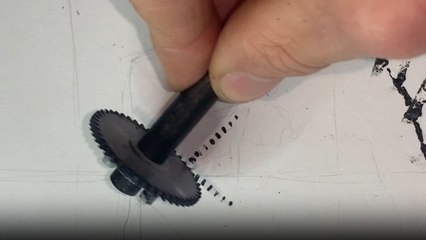Skillful Artist uses the most unusual objects to paint