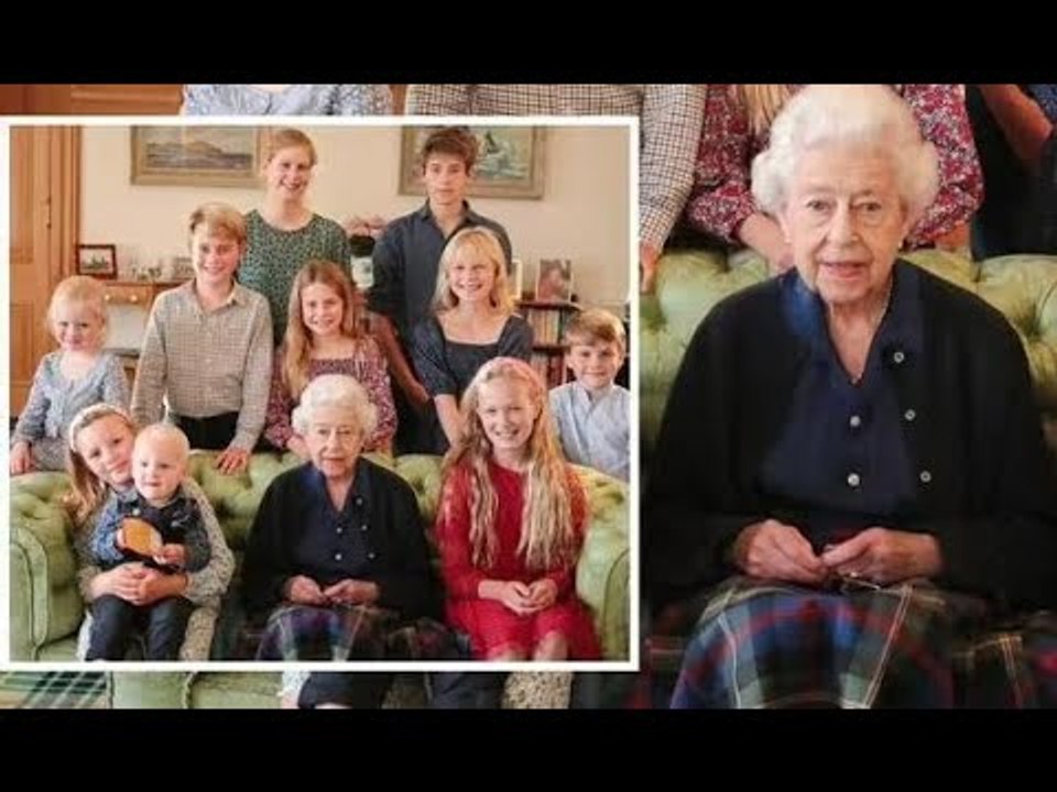 La reine Elizabeth photographiée avec ses arrière-petits-enfants portant un chemisier bleu marine