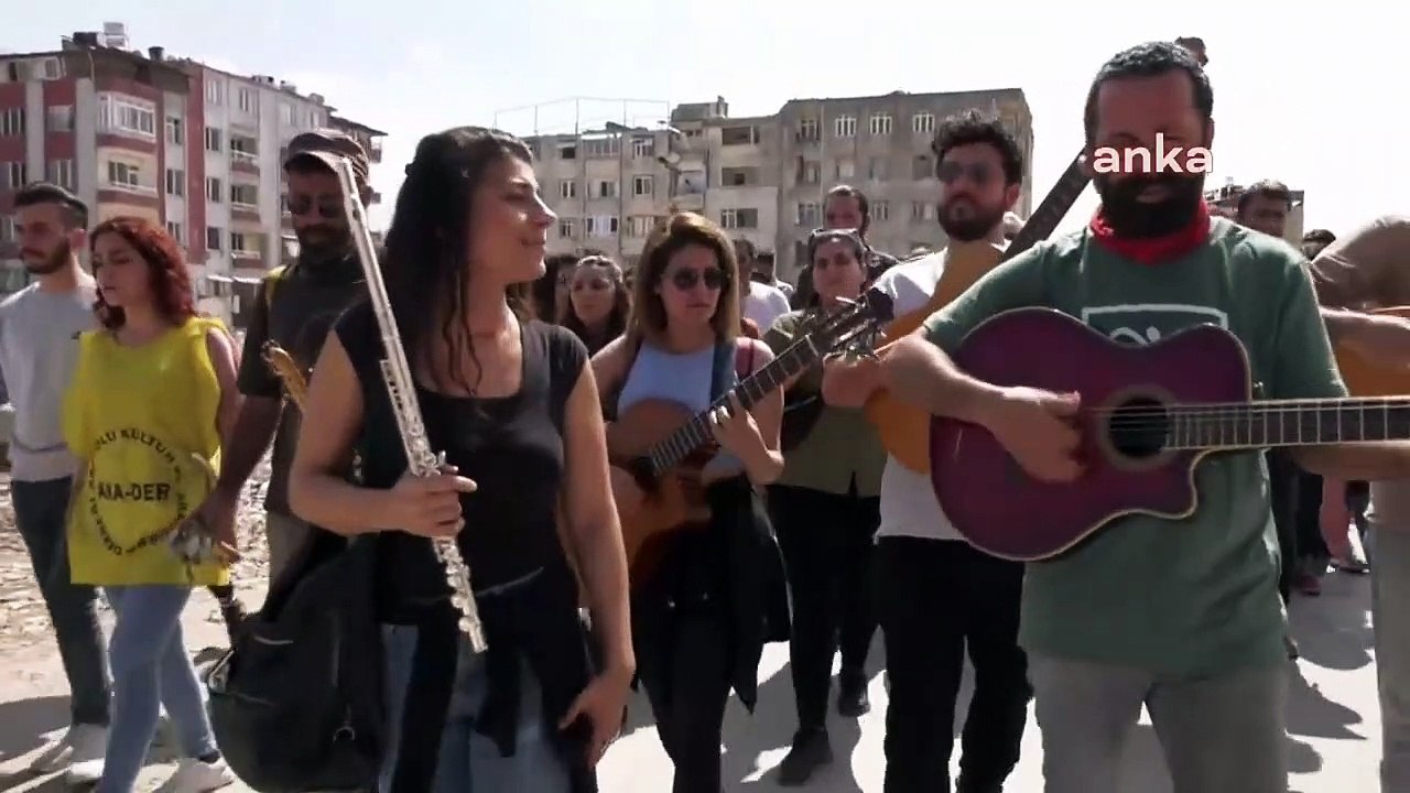 Antakya’da müzisyenler şarkılar eşliğinde yürüdü: “Bu şehrin yeniden kurulmasında biz de varız diyoruz. Antakya’yı bırakmayacağız”