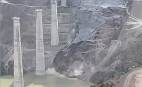 Yusufeli’nde yapımı devam eden viyadük ayaklarında heyelan meydana geldi