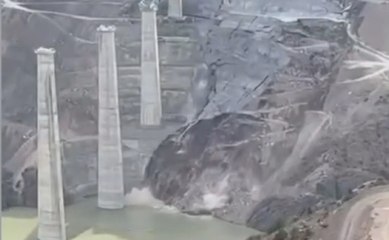 Yusufeli’nde yapımı devam eden viyadük ayaklarında heyelan meydana geldi