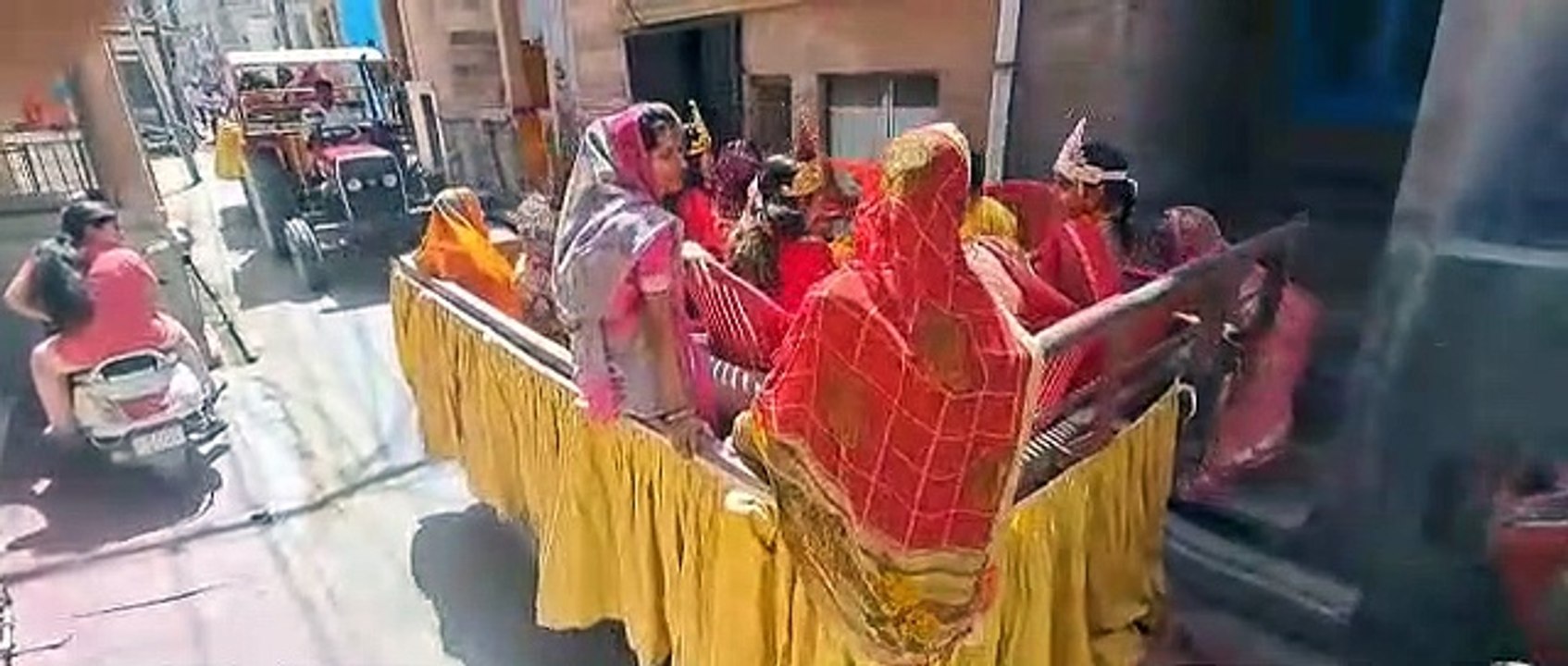 कुठार लेकर चले भगवान परशुराम के साथ निकला श्रीराम दरबार