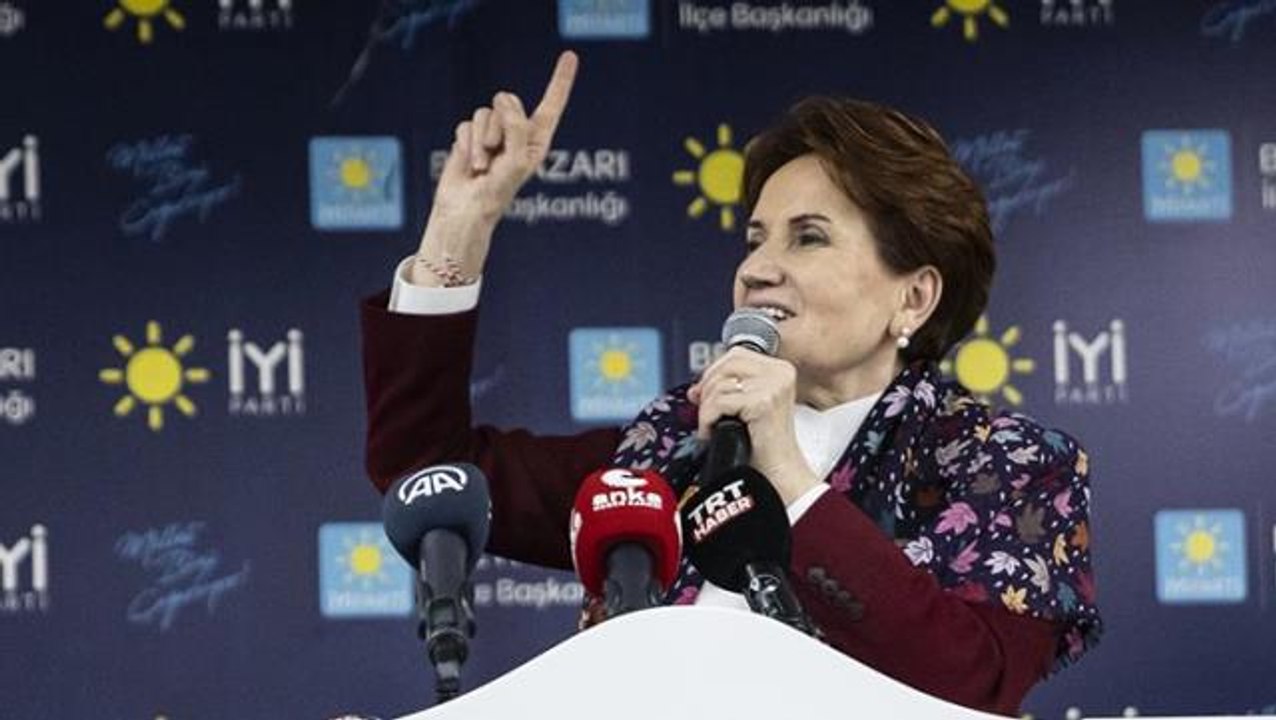 Akşener, "Yerli ve milli mi arıyorsun Recep bey? Aha burada" diyerek Bilge Yılmaz'ı işaret etti: İnşallah ekonomimizi yönetecek