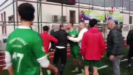 Rize'de amatör maçta sahaya yakışmayan görüntüler