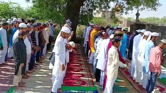 देखें वीडियो.... खुदा की बारगाह में झुके हजारों सिर
