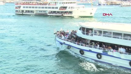 İSTANBUL-EMİNÖNÜ'NDE İNSAN SELİ TRAFİĞİ ALT ÜST ETTİ