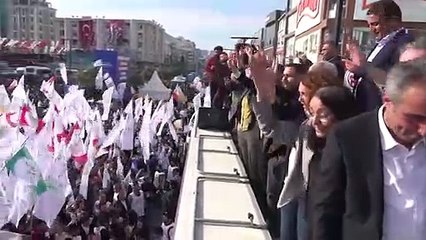 Yeşil Sol parti Eş Sözcüsü Çiğdem Kılıçgün Uçar ve milletvekili adayları büro açılışına katıldı