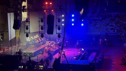 Ball llunàtic toc al concert dels 50 anys de la Companyia Elèctrica Dharma