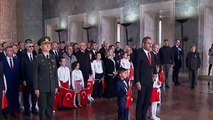 Milli Eğitim Bakanı Özer ve beraberindeki çocuklar Anıtkabir'i ziyaret etti