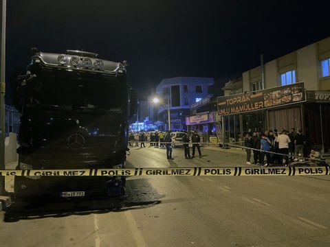 İzmir'de 15 yaşındaki sürücünün kullandığı otomobil park halidendeki TIR'a çarptı