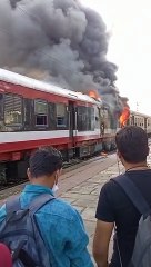 Fierce fire in the train going to Indore - watch video