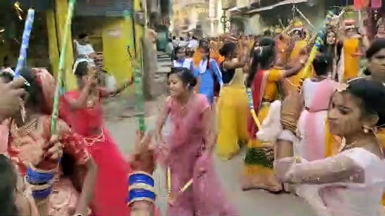 तपती धूप में नंगे पैर पैदल बच्चे, सड़कों पर उड़ती रही धूल