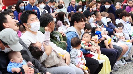 شاهد: بعد توقف لأربع سنوات.. اليابانيون يحتفلون بمهرجان "سومو بكاء الأطفال"