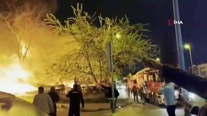 Esenyurt’ta ikinci el eşya dükkanı alev alev yandı: Alevler yan tarafındaki binaya sıçradı