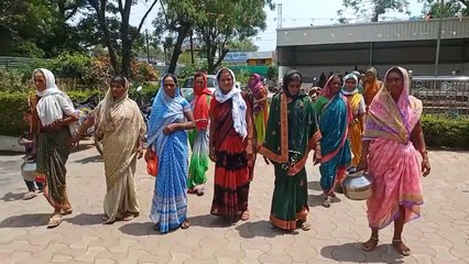 वीडियो. :  जनसुनवाई में सिर पर गुंडी रखकर पेयजल समस्या बताने पहुंचे
