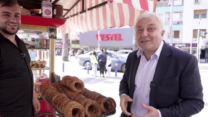 Tuncay Özkan'ın Konuştuğu Simitçi Akçakale: "Benim Sabit Müşterilerim Var, 4 Boyoz Yiyen 2'ye Düşürdü. Doymasa da Tadımlık Alıyor, Bir İki Tane Yiyor"