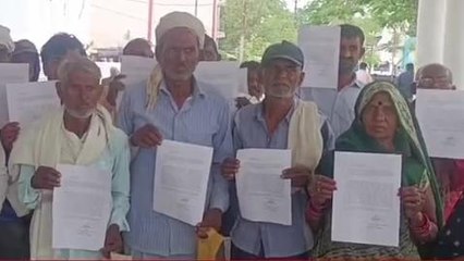 रीवा: राशन नहीं मिलने से परेशान ग्रामीण पहुंचे कलेक्ट्रेट, डी एम ने दिया आश्वासन