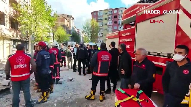 Malatya'da ağır hasarlı bina çöktü! Arama kurtarma çalışması başlatıldı