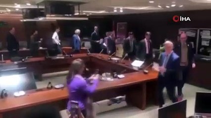 Erkek milletvekilleri pembe topuklu ayakkabıyla yürüdü