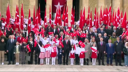 Milli Eğitim Bakanı Özer, çocuklarla Anıtkabir'i ziyaret etti