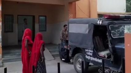 दूल्हे की खुशी मातम में बदली, जीजा का शव पेड़ से लटका मिला