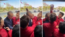 Bir genç Cumhurbaşkanı Erdoğan’ı alnından öptü