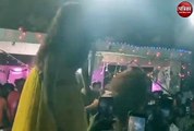 Video: बार बालाओं के डांस का लुफ्त उठाते दिखे पुलिसकर्मी, धारा-144 की जम कर उड़ी धज्जियां