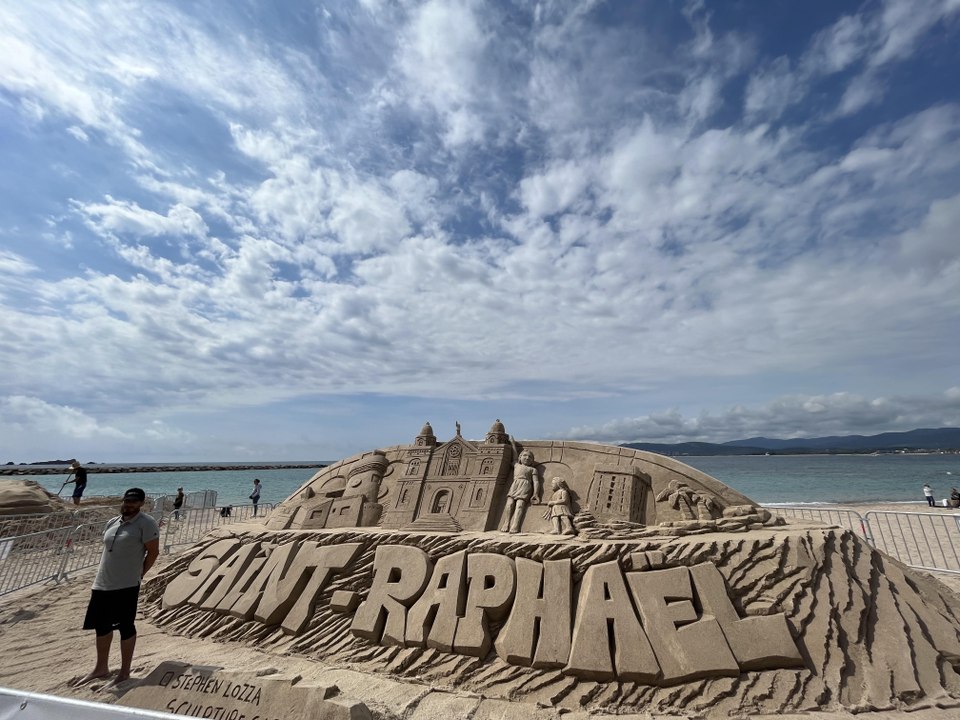 Stephen Lozza, sculpteur sur sable professionnel, montre son talent sur la plage centrale de Saint-Raphaël