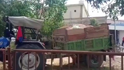 मुरैना: चंबल नदी से रेत भरकर ला रहे ट्रैक्टर ट्रॉली को फॉरेस्ट विभाग की टीम ने पकड़ा
