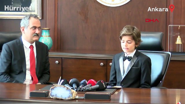 Milli Eğitim Bakanı Özer, koltuğunu 11 yaşındaki Kaan Can'a devretti