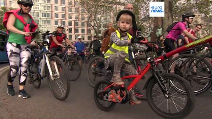 Giornata della Terra, a Budapest 15mila ciclisti in marcia per chiedere una città a misura di bici