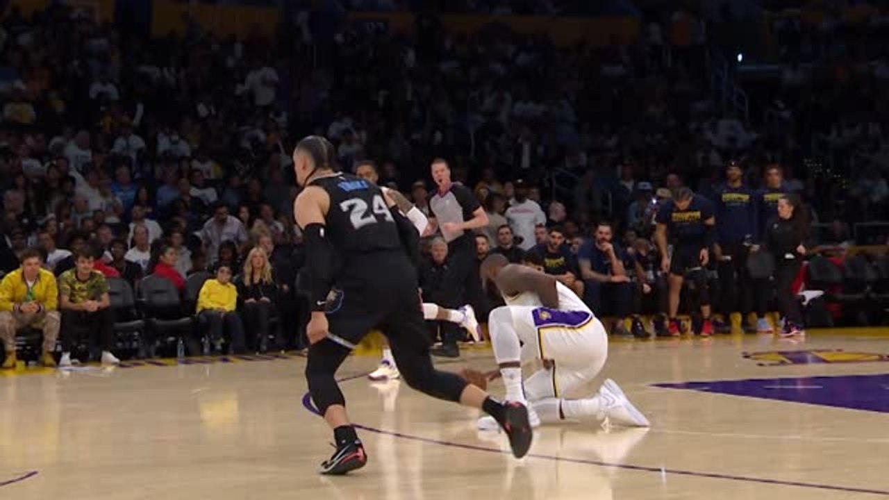 Brooks für schlag gegen lebron vom platz gestellt