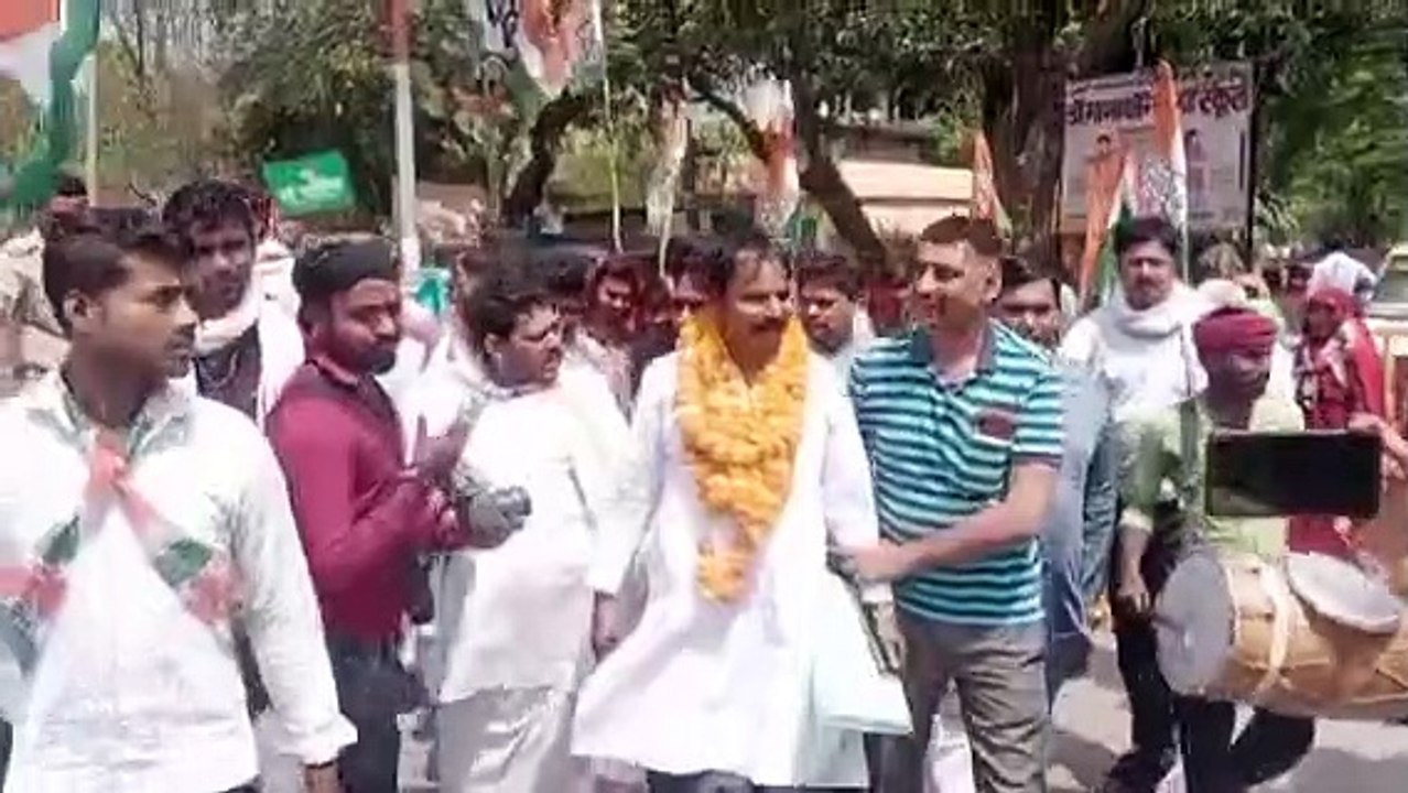 Nikay chunaav chitrakoot: गाने बाजे के साथ नामांकन कराने पहुंचे कांग्रेस प्रत्याशी