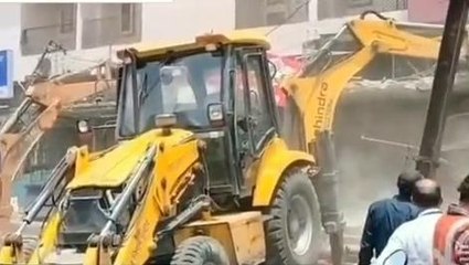 इंदौर: जर्जर इमारत की छज्जा गिरने का मामला,प्रशासन ने हटाया अतिक्रमण