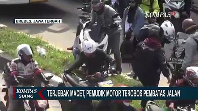 Detik-detik Pemudik Motor Nekat Terobos Pembatas Jalan Underpass Karang Sawah Karena Tak Sabar Macet