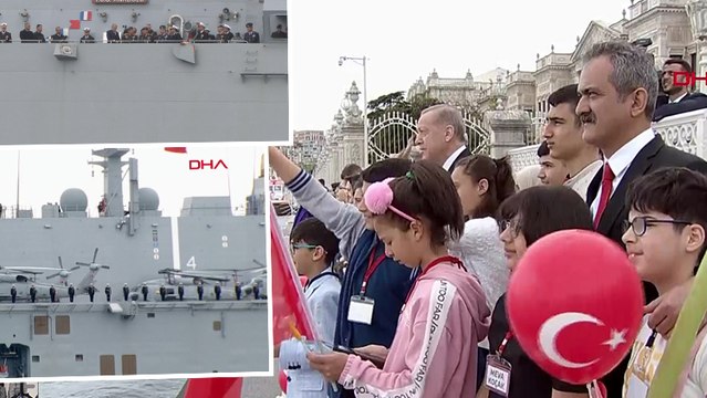 TCG Anadolu İstanbul Boğazı'nda, Cumhurbaşkanı Erdoğan ve halkı selamladı