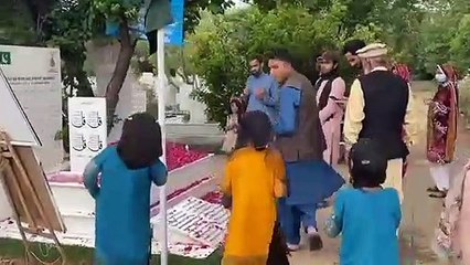 ارشد شریف کی قبر کو لوگ آکر پھیلا رہے ہیں