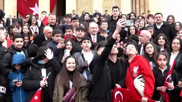 Çocuklardan Kemal Kılıçdaroğlu'na Anıtkabir'de sevgi seli