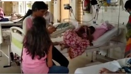 मेरठ: मरीजों की संख्या बढ़ने पर जिला अस्पताल की व्यवस्था लड़खड़ाई, एक बेड पर दो मरीज