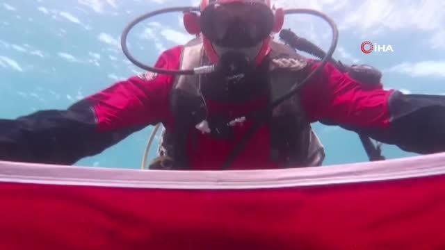 Denizin dibinde Türk Bayrağı açtılar