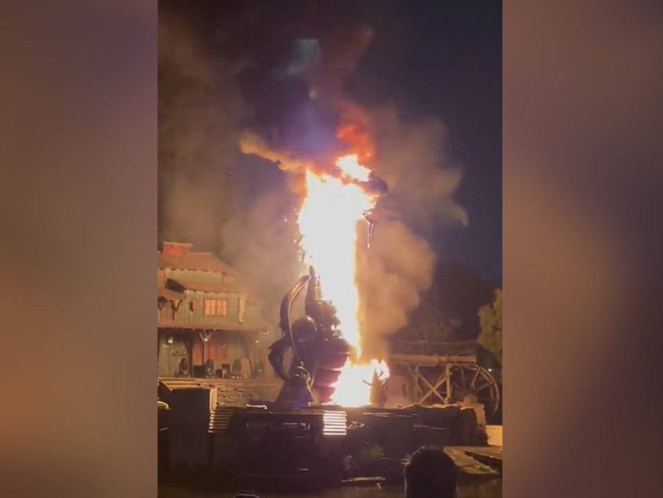 Feuer im 'Disneyland' Kalifornien: Drache brennt lichterloh