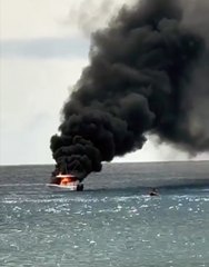 Roches Noires : un bateau prend feu au large