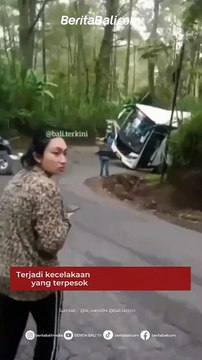 Terjadi kecelakaan melibatkan sebuah bus yang terpesok di Jalur Hutan Pinus, bawah Parkiran Tunon menuju ke Pura Ulun Danu Batur, Kintamani (23/4). Menurut informasi bus tersebut mengangkut pemedek yang hendak nangkil ke Pura Ulun Danu Batur.