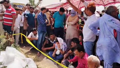 सडक़ किनारे व्यक्ति का शव मिलने से फैली सनसनी, हत्या का आशंका, मामले की जांच में जुटी पुलिस, देखे वीडियों