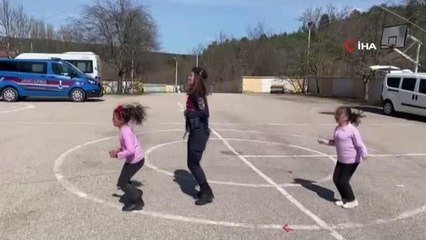 Jandarma, 23 Nisan'da depremzede çocukları unutmadı